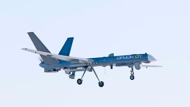 UAV trinh sát và vũ trang ở độ cao trung bình như Orion, cũng do Tập đoàn Kronstadt phát triển, đang cung cấp thông tin nhắm mục tiêu tốt và giúp cho các cuộc tấn công của máy bay chiến đấu của Không quân Nga ở phía sau, sử dụng bom lượn dẫn đường chính xác. 