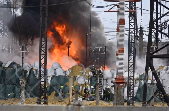 Do vậy, Bộ Tổng tham mưu Quân đội Nga có thể đang chuẩn bị, khai thác điểm yếu của Ukraine trong những tháng lạnh hơn, bằng các cuộc tấn công vào cơ sở hạ tầng năng lượng, kết hợp với các hoạt động tâm lý và áp lực trên chiến trường, có thể buộc Kieiv phải nhượng bộ. Hoặc kéo dài cuộc xung đột thành một cuộc chiến tranh tiêu hao, nơi năng lực sản xuất quốc phòng và quân sự của Nga đang nắm giữ lợi thế. (Nguồn ảnh: Bulgarian Military, TASS, Kyiv Post).