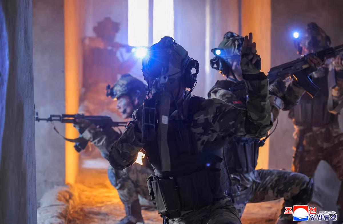 Tác động sâu rộng hơn nằm ở quá trình chuyển đổi hiện đại hóa quân đội Triều Tiên. Chủ tịch Triều Tiên, ông Kim Jong-un gần đây đã kiểm tra dự án chiến đấu không người lái trong ba ngày liên tiếp và dường như đã nhận ra những thiếu sót về mặt kỹ thuật, từ kinh nghiệm của mặt trận Kursk.