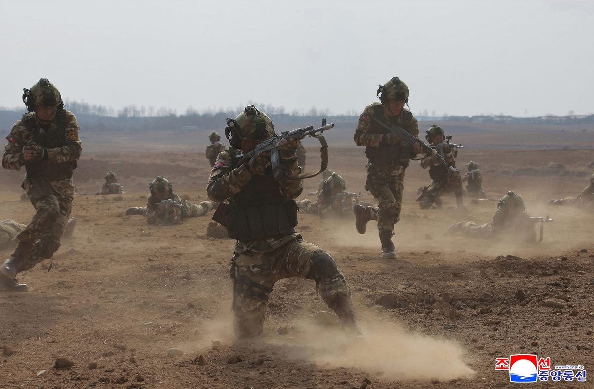 Ví dụ, AFU đã sử dụng UAV FPV để tấn công chính xác vào đội hình dày đặc của quân Triều Tiên, khiến 77 người thiệt mạng chỉ trong một trận đánh. Các nhà phân tích người Anh cho rằng, vũ khí và chiến thuật của binh lính Triều Tiên vẫn còn từ thời Chiến tranh Lạnh và họ tỏ ra thụ động khi đối mặt với UAV FPV và vũ khí dẫn đường chính xác?