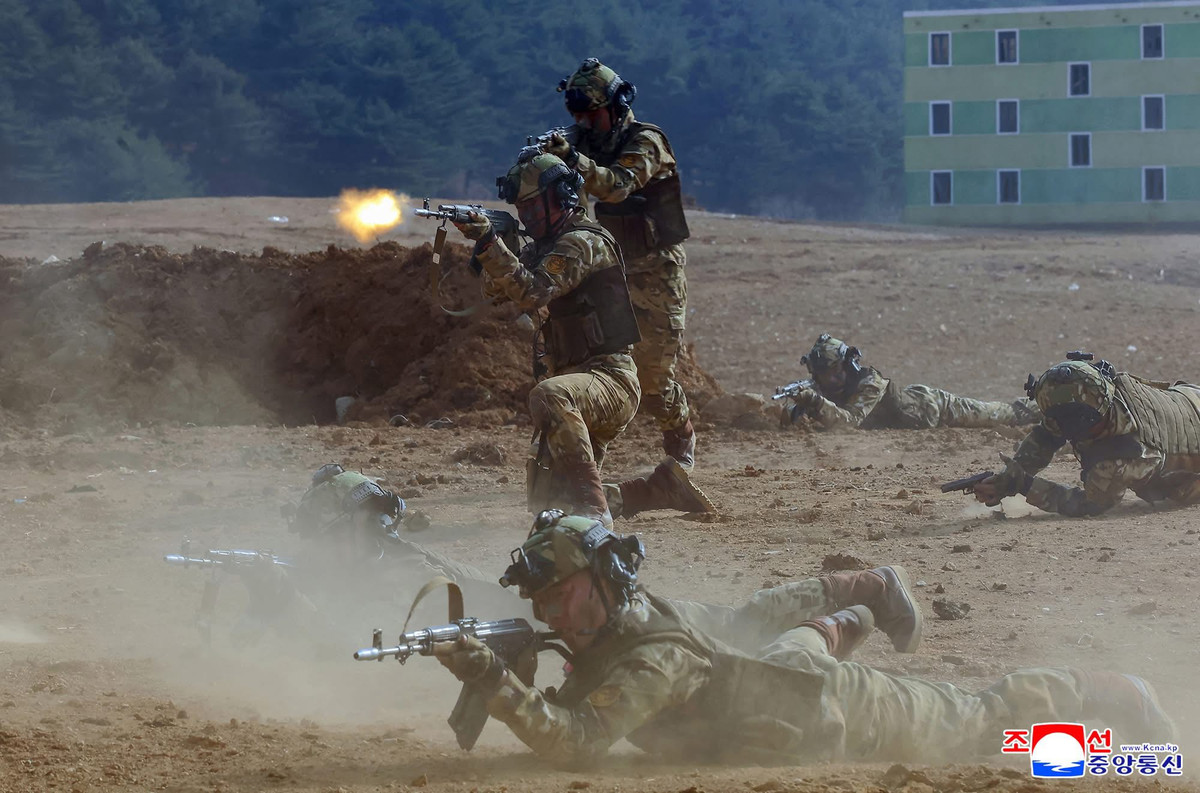 Việc KPA tham chiến đã gây tranh cãi ngay từ đầu. Tình báo phương Tây cho biết, ban đầu Triều Tiên đã gửi khoảng 11.000 quân tới Kursk, chủ yếu sử dụng chiến thuật xung kích bộ binh quy mô lớn truyền thống. Mặc dù "chiến thuật biển người" này đơn giản và thô sơ, nhưng phải trả giá đắt trên chiến trường hiện đại do UAV thống trị.