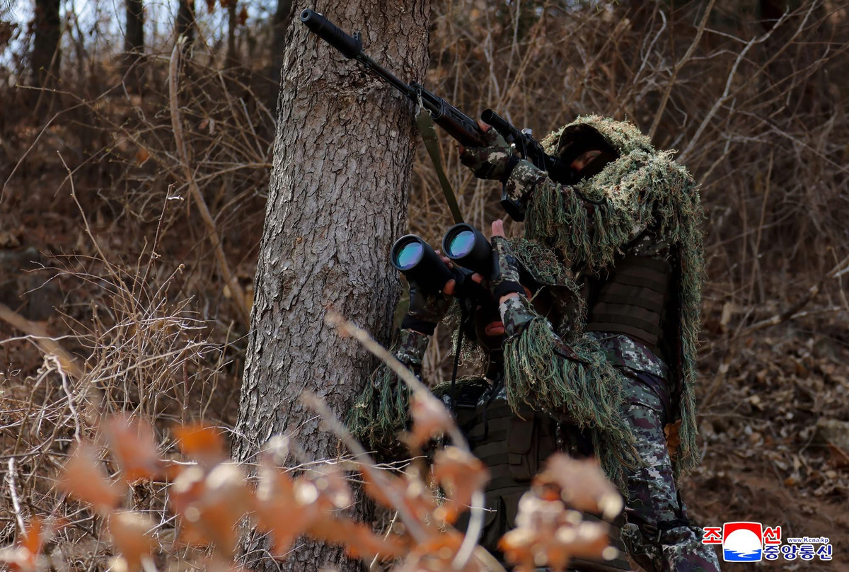 Ví dụ, sau khi quân Triều Tiên rút khỏi mặt trận để nghỉ ngơi vào tháng 1/2025, họ tập trung vào việc tăng cường chiến đấu bằng UAV FPV và chiến thuật chống UAV. Tình báo Ukraine tiết lộ rằng, KPA mới triển khai ở mặt trận Belgorod, đã bắt đầu sử dụng thiết bị gây nhiễu đơn giản để chống lại UAV và sử dụng vũ khí phương Tây thu được trên chiến trường.