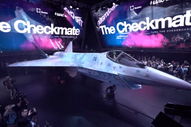 Còn loại chiến đấu cơ hạng nhẹ Su-75 Checkmate của Nga, mặc dù đã chuẩn bị cho các hoạt động thử nghiệm, nhưng hiện tại có nhiều bằng chứng cho thấy, dự án máy bay chiến đấu hạng nhẹ thế hệ thứ 5 có thể không được sản xuất hàng loạt. 