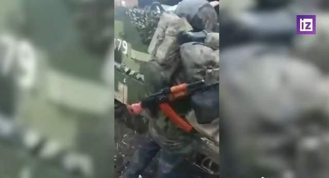 Quân Nga trưng bày chiến lợi phẩm xe tăng Leopard và IVF Bradley - Hình 3 Quan Nga trung bay chien loi pham xe tang Leopard va IVF Bradley-Hinh-3