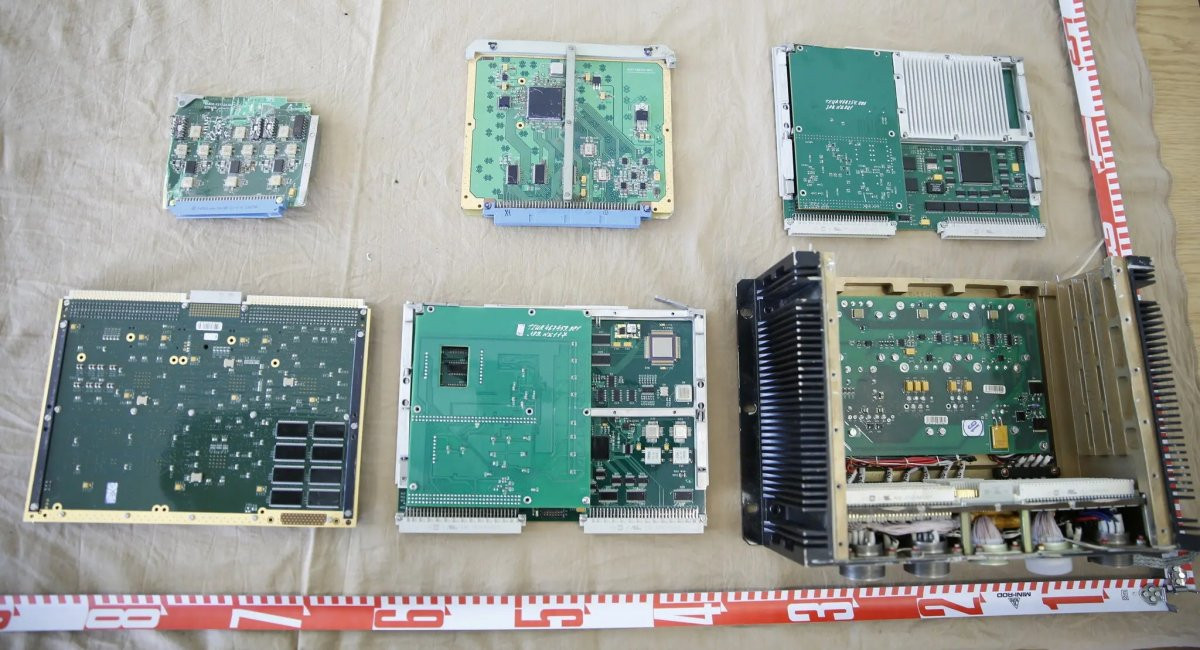 Tuy nhiên Tạp chí quốc phòng IHS Janes ngày 15/11 có bài phân tích về chiến sự, nhận định Nga đã tích trữ lượng lớn chip bán dẫn và thiết bị điện tử để sản xuất tên lửa từ nhiều năm trước khi mở chiến dịch quân sự tại Ukraine, nhất là khi quan hệ giữa Moskva và phương Tây xấu đi sau sự kiện Nga sáp nhập bán đảo Crimea năm 2014.