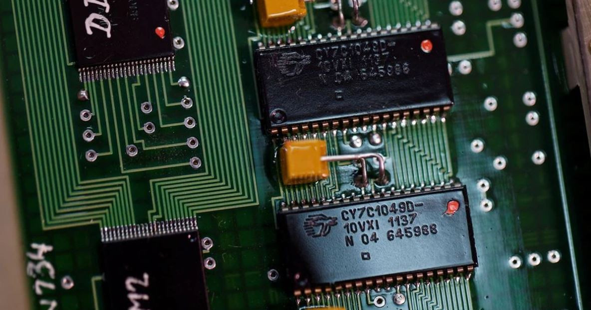 "Cách tiếp cận của chúng ta là ngăn Nga tiếp cận công nghệ để có thể làm tê liệt khả năng tiếp tục chiến dịch quân sự của họ. Đó chính xác là những gì tôi đang làm", bà Raimondo nói. Bộ trưởng Thương mại Mỹ cho biết hai nhà máy sản xuất xe tăng của Nga phải ngừng hoạt động vì lệnh cấm vận của phương Tây.