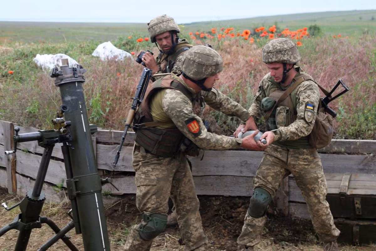 Tờ Forbes của Mỹ đã nhận xét về pháo binh Ukraine: “Trên lý thuyết, quân đội Ukraine gồm 145.000 quân, với số lượng trên 1.800 khẩu pháo và pháo phản lực phóng loạt các loại, nhưng họ không có đạn để bắn; do 7 năm xung đột vũ trang ở Donbass, pháo binh Ukraine đang ở trong tình trạng tồi tệ.