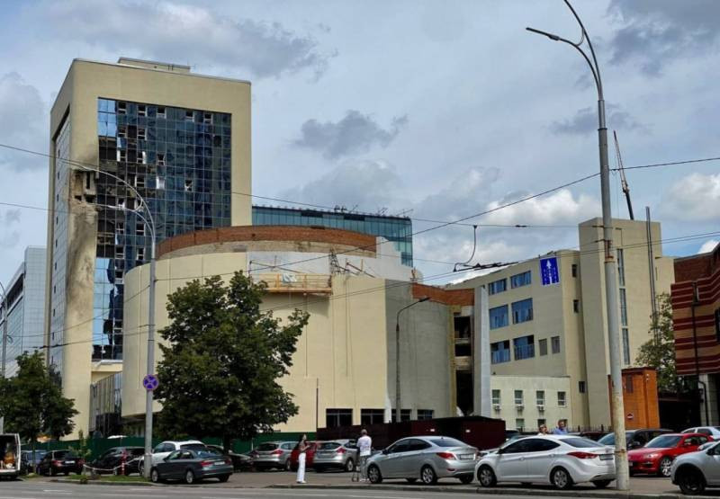 Theo Lầu Năm Góc, nhà máy sản xuất UAV Geran-2 của Nga đã sẵn sàng 80%. Đánh giá theo báo cáo của các nhà điều tra Anh, các đơn vị của Nga đã sẵn sàng để thực hiện các cuộc tấn công chính xác vào các mục tiêu quân sự của Ukraine bằng UAV tự sát Geran-2 do chính Nga sản xuất (ảnh tòa nhà của công ty Ukrgospetssvyaz ở Kiev bị UAV Geran-2 tấn công. Nguồn Topcor). 