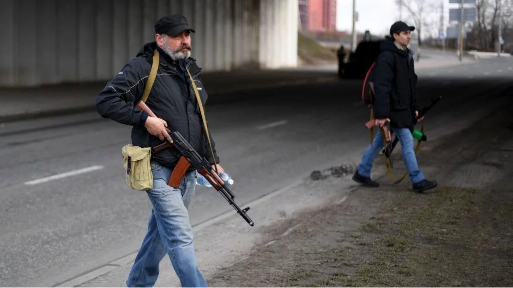 Hiện nay chính quyền Ukraine đã ra lệnh phát vũ khí cho toàn bộ người dân ở thủ đô Kiev. Đoạn phim về việc phân phối vũ khí cho người dân Kiev, đã xuất hiện trên mạng xã hội, súng máy được phân phát cho mọi người, thậm chí không cần đăng ký.