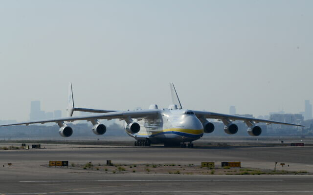 Từ ngoại ô Kiev, có thông tin chiếc máy bay vận tải hạng nặng An-225 Mriya bị hư hỏng nặng trên đường băng của sân bay Gostomel (sân bay căn cứ của công ty chế tạo máy bay Antonov). Đây là chiếc máy bay vận tải lớn nhất thế giới từng được chế tạo.