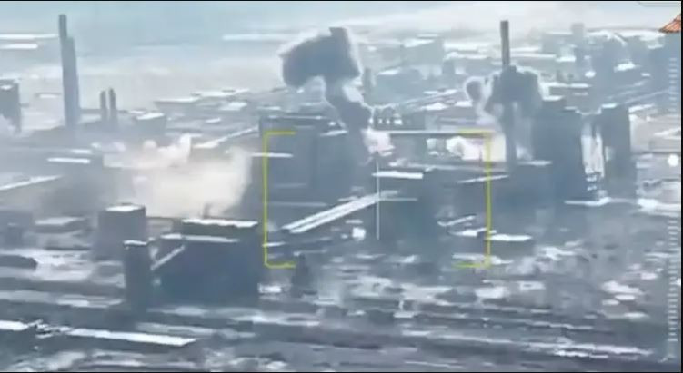 Vào ngày 9/12, tờ Times của Anh đã có bài viết đặc biệt về tình hình Quân đội Ukraine ở Avadiivka với tiêu đề "Quân đội Ukraine bị bao vây và những kháng cự cuối cùng ở Avadiivka" cho rằng, thành phố Avdiivka bị quân Nga tràn ngập chỉ còn là vấn đề thời gian.