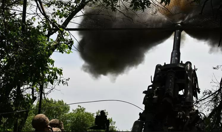 Đặc biệt là Quân đội Ukraine không đủ hỏa lực pháo binh chi viện chiến đấu; trong khi đó, hệ thống công sự kiên cố được xây dựng vững chắc 8 năm, không thể chống đỡ được trước sự công phá của những quả bom hạng nặng có điều khiển của Nga. Đây cũng là điều khác biệt lớn so với chiến dịch phòng thủ Bakhmut.