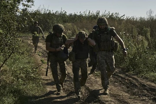 Trang Ukrainska Pravda đưa tin, kênh DeepState có liên hệ với Tổng cục Tình báo quốc phòng Ukraine (GUR) nhận định, việc RFAF chiếm được Trudovoye và Uspenovka đánh dấu sự kết thúc cuối cùng của việc phòng ngự dọc tuyến sông Sukhi Yaly, tại mặt trận phía nam Kurakhove. Tuy nhiên, không phải tất cả các đơn vị Ukraine đều có thể may mắn thoát khỏi vòng vây tại đây.