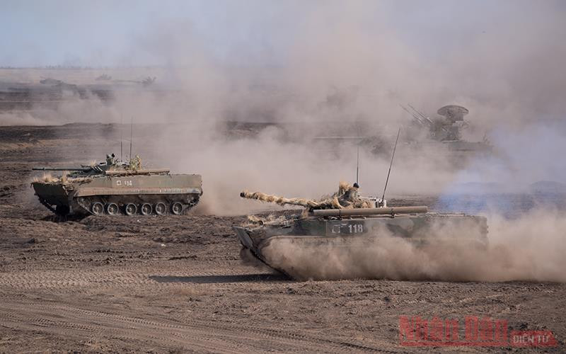 Theo tờ Forbes của Mỹ, Nga và Ukraine có thể trở thành kẻ thù truyền kiếp, nhưng vì hai quốc gia này đều tách ra từ mái nhà chung Liên Xô, nên quân đội hai nước cũng tuân thủ những nguyên tắc chiến thuật gần giống nhau, khi chiến đấu trên bộ.