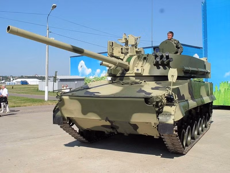 Hiện nay Bộ Tổng tham mưu Quân đội Nga và cả Ukraine và NATO, đang tìm kiếm câu trả lời cho những thách thức phức tạp của xung đột hiện đại, khi UAV đã thay đổi hoàn toàn chiến thuật chiến đấu; nhưng đồng thời, pháo binh đã và vẫn là yếu tố then chốt ảnh hưởng đến kết quả đối đầu.