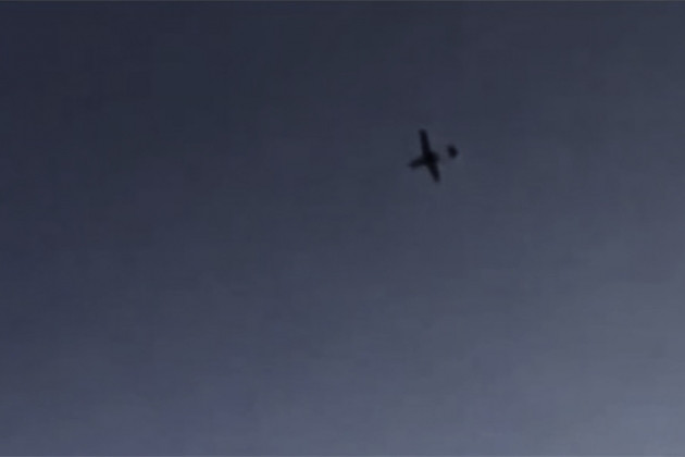 Trong một đoạn video do các blogger Ukraine đăng tải, người ta có thể thấy UAV TB2 đã ngắm bắn một khẩu pháo lựu 122mm D30 trong một khoảng thời gian dài. Kíp pháo thủ đã kịp nằm trên mặt đất và một tiếng nổ được nghe thấy.