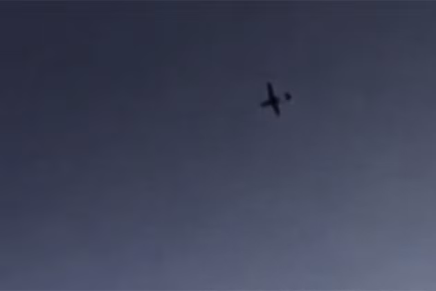 Trong một đoạn video do các blogger Ukraine đăng tải, người ta có thể thấy UAV TB2 đã ngắm bắn một khẩu pháo lựu 122mm D30 trong một khoảng thời gian dài. Kíp pháo thủ đã kịp nằm trên mặt đất và một tiếng nổ được nghe thấy.