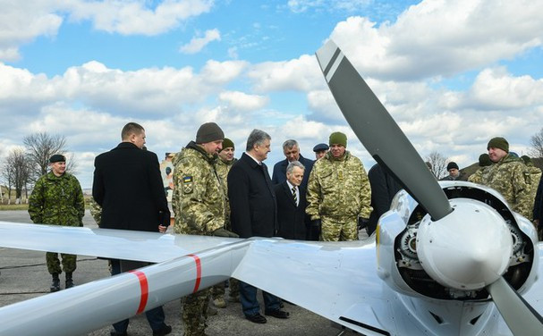 Một tháng trước, Ukraine và Thổ Nhĩ Kỳ đã ký hợp đồng cung cấp thêm 48 máy bay không người lái loại TB2 này; một chi tiết đáng chú ý là Ukraine sẽ phát triển loại động cơ phản lực cánh quạt mới cho chính loại UAV này và chủ yếu cung cấp cho Quân đội Ukraine; ngoài ra còn xuất khẩu sang nước thứ ba.