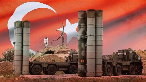 Mỹ đã áp đặt các biện pháp trừng phạt đối với việc đồng minh NATO là Thổ Nhĩ Kỳ, vì đã mua hệ thống phòng không S-400 do Nga sản xuất, theo “Đạo luật chống đối thủ của Mỹ thông qua các biện pháp trừng phạt (CAATSA)” ban hành năm 2017; trục xuất Thổ khỏi chương trình tiêm kích F-35.