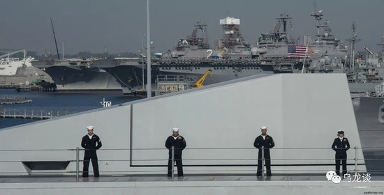 Giờ đây, sau những lần chậm tiến độ kéo dài, đặc biệt là với hệ thống quản lý chiến đấu C4I, cuối cùng chiếc USS Zumwalt (DDG-1000) và USS Michael (DDG-1001) đã được đưa vào hoạt động. Trong khi chiếc USS Den Johnson đang được thử nghiệm và đã tháo dỡ khẩu AGS ra khỏi trang bị.