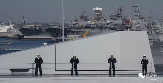 Giờ đây, sau những lần chậm tiến độ kéo dài, đặc biệt là với hệ thống quản lý chiến đấu C4I, cuối cùng chiếc USS Zumwalt (DDG-1000) và USS Michael (DDG-1001) đã được đưa vào hoạt động. Trong khi chiếc USS Den Johnson đang được thử nghiệm và đã tháo dỡ khẩu AGS ra khỏi trang bị.