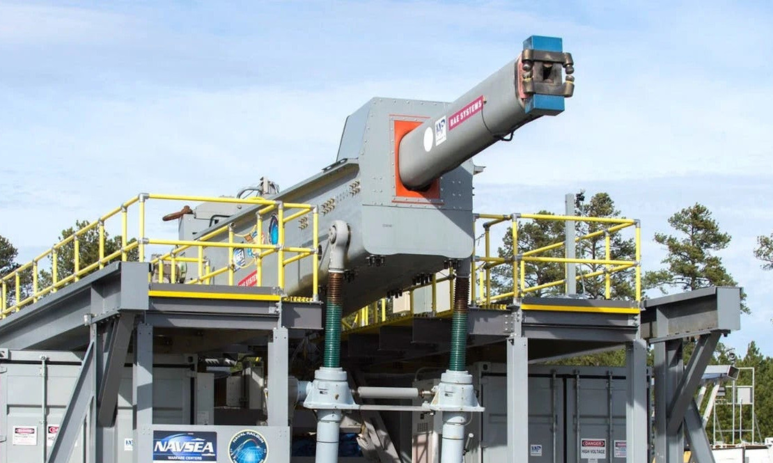 Trước tình hình trên, vào năm 1996, công ty BAE Systems của Anh nhận được hợp đồng phát triển pháo hải quân cỡ lớn, sử dụng thuốc phóng truyền thống cho các tàu khu trục lớp Zumwalt và họ đã chọn cỡ nòng 155mm, thường được sử dụng trên các pháo tự hành của phương Tây, nhằm giảm chi phí.