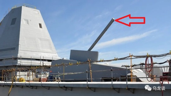 Ngày 25/4 vừa qua, trang web "Navy News" của Hải quân Pháp đưa tin, Hải quân Mỹ một lần nữa xác nhận rằng "Hệ thống pháo tiên tiến AGS", cỡ nòng 155mm, có tháp pháo tàng hình của tàu khu trục tàng hình lớp Zumwalt, sẽ bị dỡ bỏ hết vào giữa tháng 5 này.