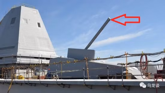 Ngày 25/4 vừa qua, trang web "Navy News" của Hải quân Pháp đưa tin, Hải quân Mỹ một lần nữa xác nhận rằng "Hệ thống pháo tiên tiến AGS", cỡ nòng 155mm, có tháp pháo tàng hình của tàu khu trục tàng hình lớp Zumwalt, sẽ bị dỡ bỏ hết vào giữa tháng 5 này.