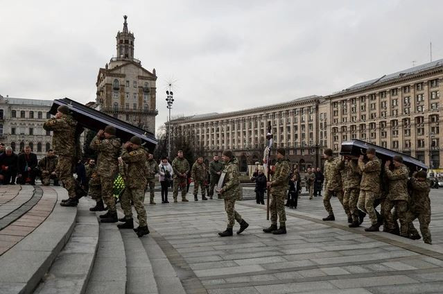 Không chỉ vậy, xét đến sự suy giảm chung về dân số hiện có của Ukraine, hiện độ tuổi nhập ngũ đã được hạ từ 27 tuổi xuống còn 25 tuổi, nhưng vẫn thiếu nguồn tuyển chọn. Cho nên 9 lữ đoàn mới thành lập này cũng sẽ gặp khó khăn về tuyển quân, khó có thể đảm bảo chất lượng binh sĩ của mình.