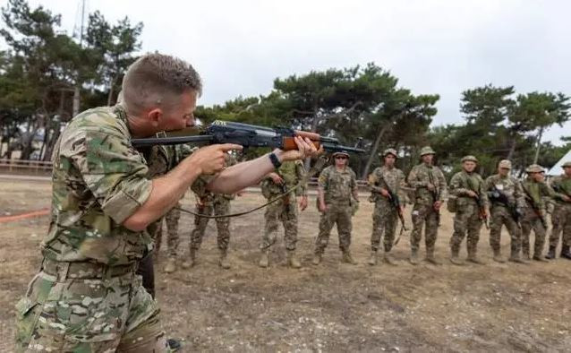 Theo Đài truyền hình Trung ương Trung Quốc (CCTV) và truyền thông Ukraine cho biết, Bộ Tổng tham mưu Quân đội Ukraine xác nhận rằng, một số lượng lớn binh lính Ukraine đang được các cố vấn quân sự của Anh và Canada huấn luyện khoa mục chiến đấu trong đô thị, tại các trung tâm huấn luyện quân sự ở Anh.