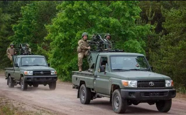 Do Quân đội Ukraine thiếu vũ khí trang bị, đặc biệt là vũ khí hạng nặng như xe tăng, xe bọc thép, pháo binh và tên lửa… nên thế giới bên ngoài suy đoán rằng, 9 lữ đoàn mới thành lập này có thể sẽ giống như Lữ đoàn tác chiến đặc biệt 141 trước đây.