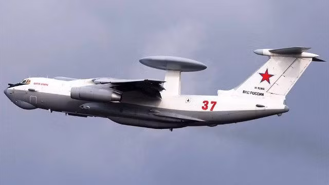 Thứ hai, trong một số trường hợp, cấu trúc của máy bay có thể cần phải được sửa đổi để phù hợp với khí tài mới. Điều này có thể liên quan đến công việc kỹ thuật đáng kể, có khả năng liên quan đến việc thiết kế lại hoặc tái thiết các bộ phận của máy bay. Những thay đổi như vậy đòi hỏi thời gian và chuyên môn đáng kể.