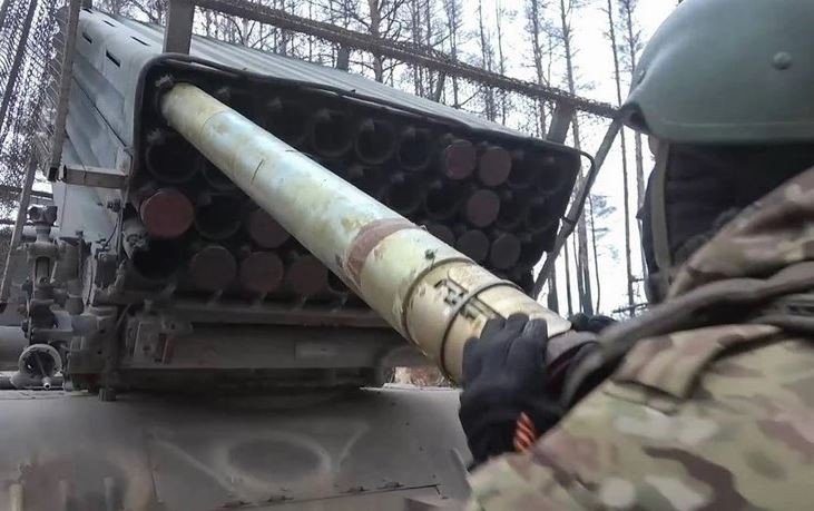 Sau khi chiếm được làng Sokil, Cụm quân Trung tâm ở mặt trận phía bắc cũng lần lượt chiếm được vành đai phòng thủ của Ukraine tại làng Yevgenivka (Євгенівка) và tiến về phía tây dọc theo tuyến đường sắt tới sông Vovcha. 