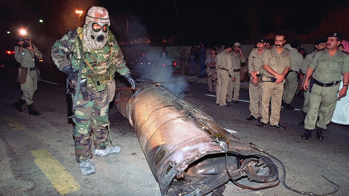 Sau Chiến tranh vùng Vịnh, các thị trấn của Israel thường xuyên bị tấn công bằng tên lửa SCUD từ Iraq, chính phủ Israel đã quyết định rằng họ cần một máy bay tấn công tầm xa để đáp trả các vụ tấn công tên lửa từ sâu trong lãnh thổ đối phương.