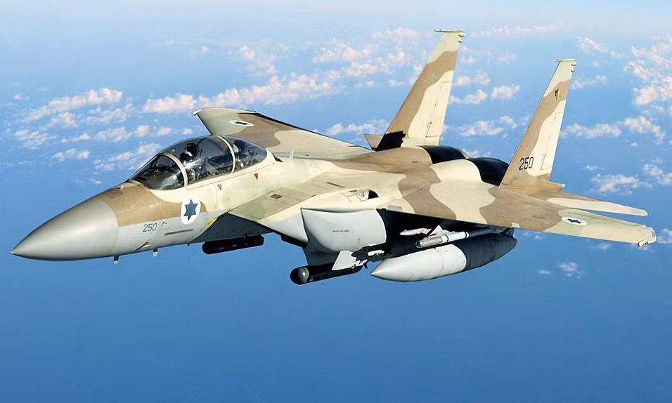 Thiết kế của F-15E đã được sửa đổi theo yêu cầu của Israel bao gồm cả kính ngắm gắn trên mũ bảo hiểm DASH và được đổi tên thành F-15I. Vào ngày 12/5/1994, chính phủ Mỹ đã cho phép Israel mua tới 25 chiếc F-15I. Tháng 11/1995, Israel mua thêm 4 chiếc F-15I đưa chúng đến giới hạn mà Mỹ dành cho Israel.