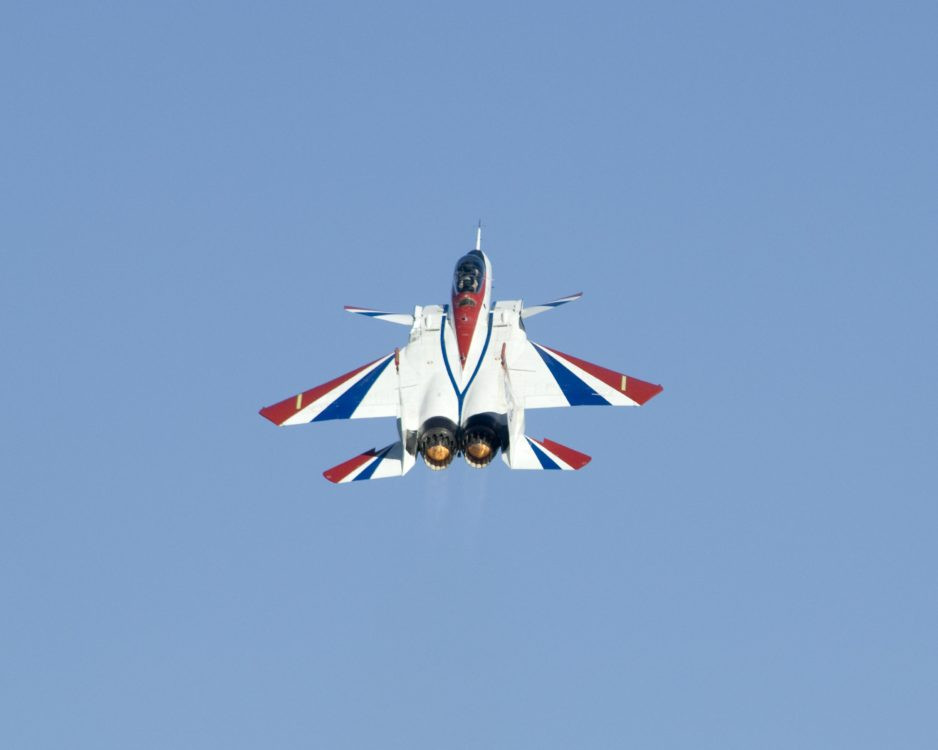 Máy bay có khả năng dễ dàng thực hiện cơ động các thao tác nhào lộn trên không, máy bay được trang bị bộ đảo chiều lực đẩy, có thể làm chậm máy bay trong một khoảng thời gian so với các máy bay chiến đấu được trang bị thông thường.