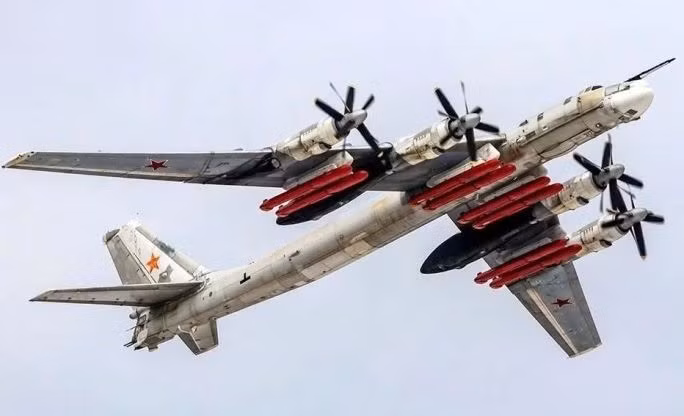 Cùng với các động cơ được cải tiến, khả năng tải trọng của Tu-95MSM đã được tăng lên đáng kể. Tu-95MSM hiện có thể mang theo nhiều loại vũ khí dẫn đường chính xác hơn, bao gồm tên lửa hành trình Kh-101 và Kh-102, có tầm bắn tới 5.000 km và có khả năng mang đầu đạn hạt nhân. 