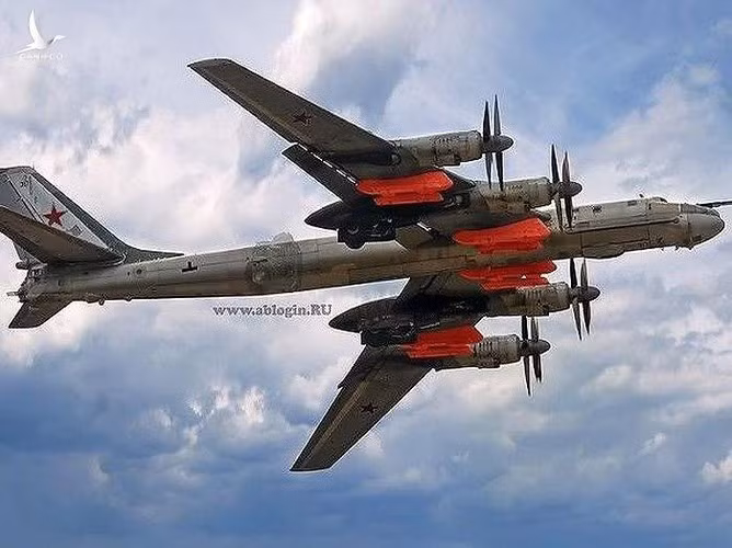 Trong khi các máy bay ném bom mới hơn như Tu-160 và PAK DA tiềm năng, cuối cùng có thể thay thế Tu-95, nhưng Tu-95MSM sẽ tiếp tục đóng vai trò quan trọng trong học thuyết quân sự của Nga trong tương lai gần, mang lại sự kết hợp giữa khả năng tấn công tầm xa tiết kiệm chi phí và khả năng răn đe hạt nhân. (Nguồn ảnh: Bulgarian Military, TASS, Wikipedia).