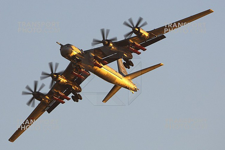 Tupolev Tu-95, còn được NATO gọi bằng tên gọi “Bear (Gấu)”, là một trong những máy bay ném bom chiến lược mang tính biểu tượng và bền lành nhất trên thế giới. Được phát triển vào thời kỳ đỉnh cao của Chiến tranh Lạnh (đầu thập niên 1950), loại máy bay thời Liên Xô này vẫn tiếp tục đóng vai trò là thành phần chủ chốt, trong phi đội máy bay ném bom tầm xa của Nga, có tác động đáng kể đến cả khả năng răn đe thông thường và hạt nhân.
