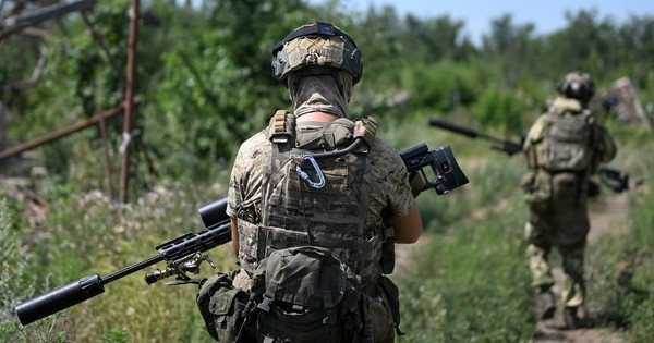 Sau đó, Lữ đoàn Cựu binh tình nguyện Nga, bí mật đào đường hầm, xuyên qua các vị trí sâu phía sau thị trấn New York, và bất ngờ xuất hiện phía sau trận địa AFU, làm rung chuyển hoàn toàn phòng tuyến của AFU. Cụ thể, ngày 18/8/2024, AFU đã mất hoàn toàn Novgorodsk, tương đương với việc đặt Toretsk vào vòng tấn công hoàn toàn của các đơn vị cơ giới RFAF.