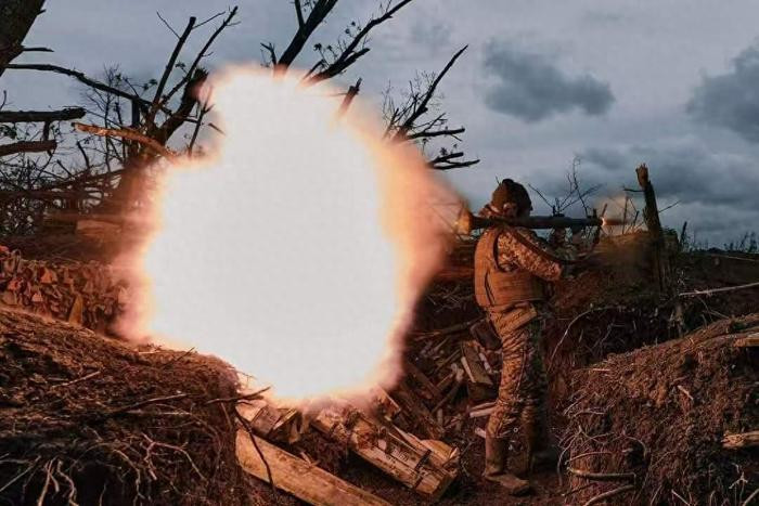 Ở bước thứ hai, Lữ đoàn bộ binh cơ giới Slavyansk số 1 của RFAF, đã xuất hiện trên chiến trường. Ngay khi xuất hiện, họ đã chiến đấu rất tốt và đột phá qua con đường từ thị trấn New York đến Toretsk. Trong các hoạt động tấn công và phòng thủ trên chiến trường, họ đã đánh bại nhiều đợt phản công của AFU, thậm chí đánh bại cả cuộc phản công quyết liệt của Lữ đoàn Azov số 12 tinh nhuệ AFU.