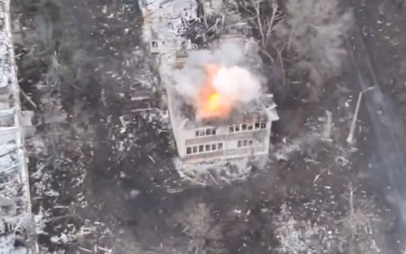 Hãng thông tấn Sputnik, dẫn lời Bộ Quốc phòng Nga cho biết, quân đội Nga (RFAF) đã chiếm được hoàn toàn Toretsk, một thành phố quan trọng ở phía tây tỉnh Donetsk. Toretsk là thị trấn lớn nhất trong toàn bộ khu đô thị Toretsk, với dân số 35.000 người vào đầu cuộc chiến năm 2022.