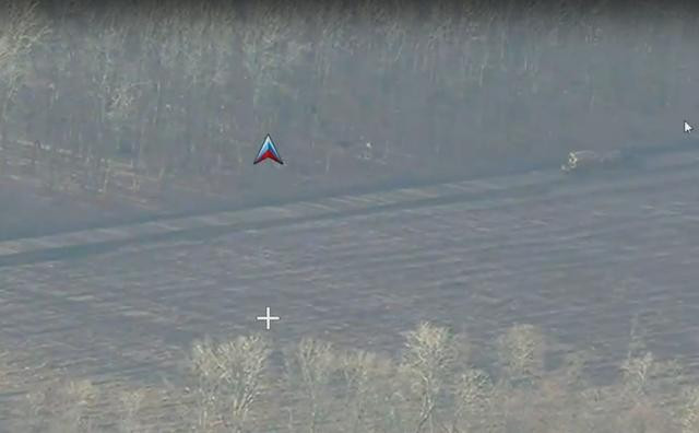 Trang Topwar của Nga đưa tin, tại cánh rừng gần Ivolzhansky, Lữ đoàn 36 của AFU, gần đây được tăng cường quân mới huy động, đã mất tổng cộng ít nhất 32 đơn vị trang thiết bị, bao gồm cả phương tiện vận chuyển chở quân đến biên giới khu vực Kursk. Quân số thiệt mạng vẫn chưa được xác định, nhưng theo một số kênh đưa tin, vụ tấn công này khiến ít nhất một trăm quân bị loại khỏi vòng chiến đấu. (nguồn ảnh, Sina, Topwar, Kyiv Post, TASS).