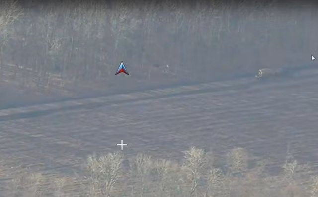 Trang Topwar của Nga đưa tin, tại cánh rừng gần Ivolzhansky, Lữ đoàn 36 của AFU, gần đây được tăng cường quân mới huy động, đã mất tổng cộng ít nhất 32 đơn vị trang thiết bị, bao gồm cả phương tiện vận chuyển chở quân đến biên giới khu vực Kursk. Quân số thiệt mạng vẫn chưa được xác định, nhưng theo một số kênh đưa tin, vụ tấn công này khiến ít nhất một trăm quân bị loại khỏi vòng chiến đấu. (nguồn ảnh, Sina, Topwar, Kyiv Post, TASS).