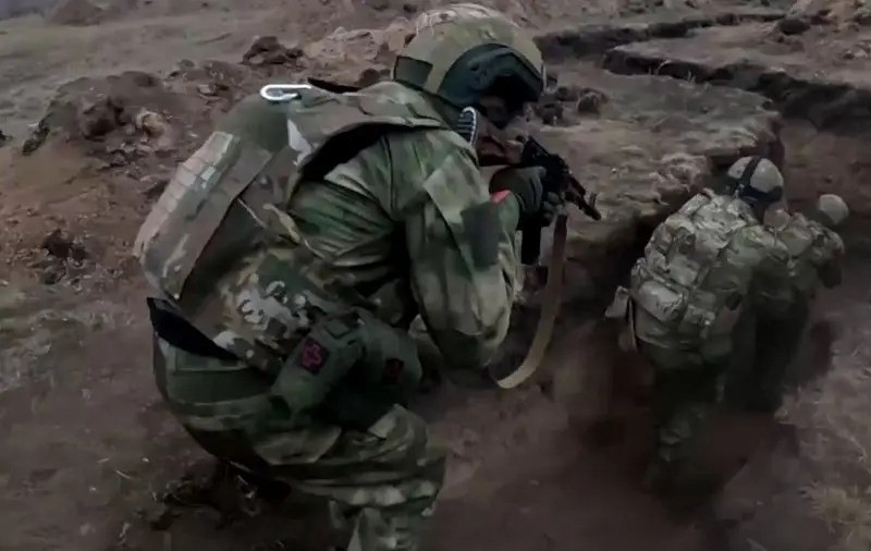 Đến mùa thu năm ngoái, số lượng binh lính Ukraine được huấn luyện tại Ba Lan, chỉ bằng một phần ba số lượng mà căn cứ Ba Lan có thể tiếp nhận. Hơn nữa, mỗi lần huấn luyện sắp kết thúc, binh lính Ukraine sẽ bỏ trốn ra ngoài, trở thành lao động tự do. Căn cứ huấn luyện càng gần biên giới Đức, thì số lượng binh lính Ukraine đào ngũ càng nhiều. 