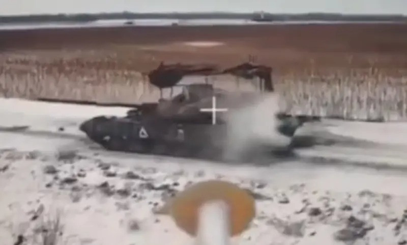 Tất cả những điều này cho thấy, ít nhất là về mặt nhân lực, tiềm lực chiến tranh của quân đội Ukraine sắp bị Nga đẩy đến bờ vực sụp đổ. Hiện nay vấn đề huy động quân số, đã trở thành “cơn đau đầu kinh niên” của lãnh đạo Kiev. 