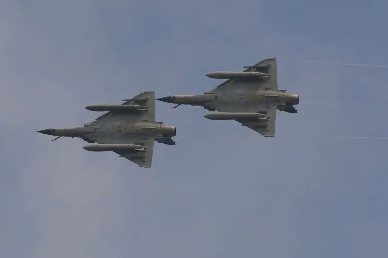 Không chỉ có vũ khí mới được thử nghiệm; quân đội Ukraine cũng phải sử dụng vũ khí, đã bị loại khỏi biên chế chiến đấu của nước khác, để đưa vào chiến đấu. Vào ngày 6/2, truyền thông Ukraine cho biết, số máy bay chiến đấu Mirage 2000 cũ của Pháp, đã đến Ukraine.