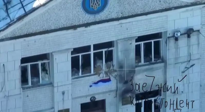 Đoạn video được công chiếu đã được truyền thông Ukraine công nhận, khi cho biết khu vực quân Nga cắm cờ là phần trung tâm của thành phố. Xa hơn về phía tây có khu công nghiệp, trong đó có Nhà máy nhiệt điện Kurakhovskaya và nhà máy đường ống. 