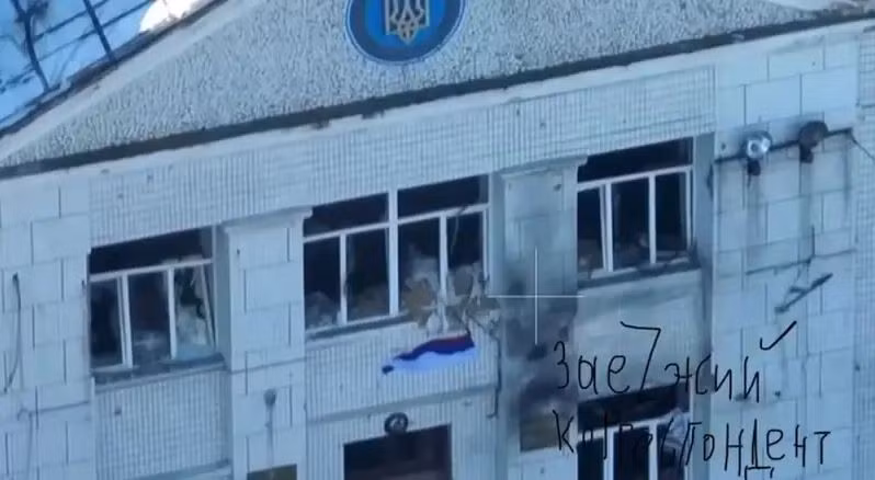 Đoạn video được công chiếu đã được truyền thông Ukraine công nhận, khi cho biết khu vực quân Nga cắm cờ là phần trung tâm của thành phố. Xa hơn về phía tây có khu công nghiệp, trong đó có Nhà máy nhiệt điện Kurakhovskaya và nhà máy đường ống. 