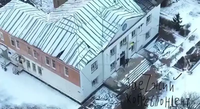 Đoạn video được quay từ một UAV, có lẽ đã tiến hành trinh sát khu vực trước cuộc đột nhập táo bạo, cho thấy hai người lính của RFAF nhanh chóng lao dọc theo các tòa nhà và đột nhập vào tòa nhà Hội đồng Thành phố thông qua một trong những cửa sổ bị vỡ.